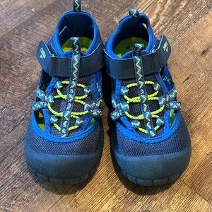 OshKosh Bgosh bumper toe water shoe/sandal